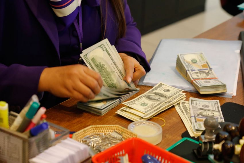 a-bank-employee-counts-out-money-for-a-loan-earlier-this-year-at-a-bank-branch-in-phnom-penh_23_06_2015_heng-chivoan